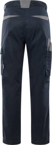 Dunkelmarineblau Hose mit seitlichen Cargotaschen, sichtbaren Nahtdetails und einem schmalen Schnitt.