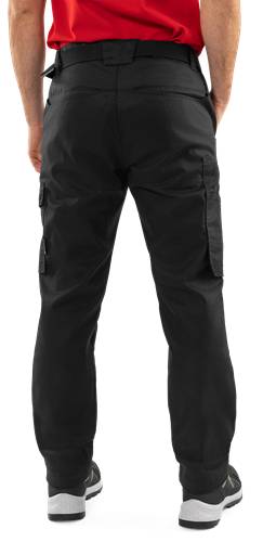 Schwarze Cargo-Hose von hinten gezeigt, wobei Taschen und Gewebetextur hervorgehoben werden.