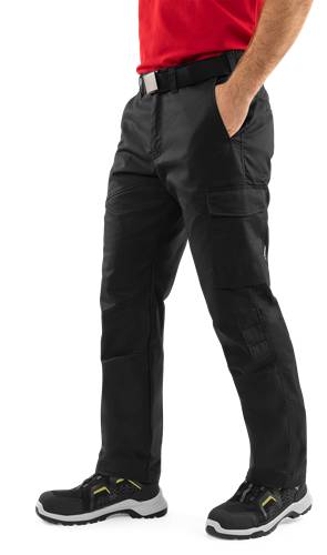 Schwarze Cargo-Hose mit mehreren Taschen, von der Hüfte abwärts gezeigt, wobei ihre Funktionalität und lässiger Stil betont werden.