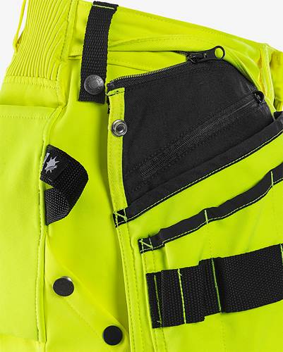 Eine leuchtend gelbe Jacke mit Reißverschlusstaschen und Knopfdetails, konzipiert für Sichtbarkeit und Stauraum.