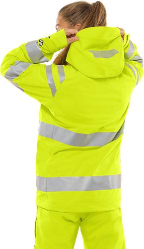 Eine Person trägt eine hellgelbe Warnschutzjacke mit reflektierenden Streifen, von hinten vor einem schwarzen Hintergrund zu sehen.