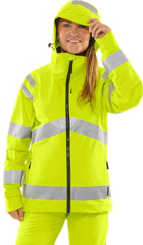 Eine Person trägt eine hellgelbe Sicherheitsjacke mit reflektierenden Streifen und passt die Kapuze an, wobei die Sichtbarkeit und Sicherheit betont werden.