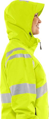 Eine Nahaufnahme einer leuchtend gelben Jacke mit reflektierenden silbernen Streifen, die eine hohe Sichtbarkeit für Sicherheitszwecke andeutet.