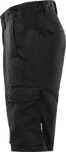 Eine Nahaufnahme von schwarzen Cargohosen mit sichtbarer Seitentasche, die die Gewebetextur und die Nahtdetails der Tasche hervorhebt.