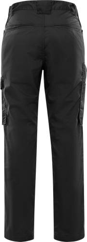 Schwarze Cargo-Hose mit Seitentaschen, Frontansicht.