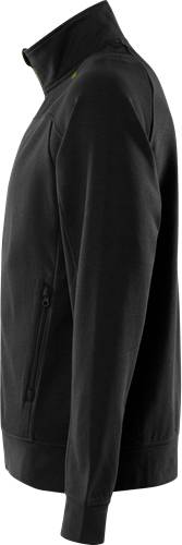 Eine Nahaufnahme eines schwarzen Ärmels einer Jacke mit Reißverschluss vor schwarzem Hintergrund, die die Gewebetextur und das Reißverschlussdesign hervorhebt.