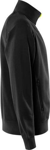 Eine Nahaufnahme einer schwarzen Anzugsjacke, die die Gewebetextur und einen teilweise sichtbaren Knopf auf der rechten Seite zeigt.