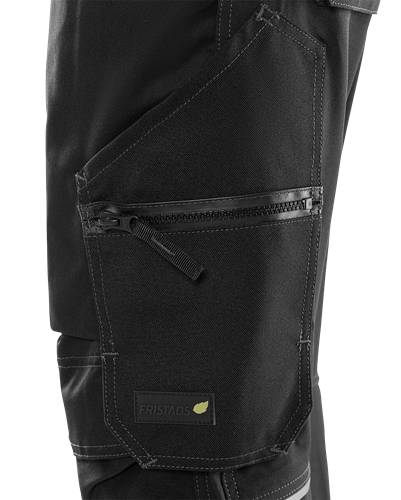 Schwarze Stoffhose mit Tasche, Reißverschluss und kleinem rechteckigen Logo am unteren Rand, das ein grünes Blatt-Symbol enthält.