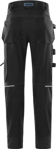 Schwarze Hose mit reflektierenden Streifen nahe den Knien und Taschen an den Seiten, entwickelt für Funktionalität und Sichtbarkeit.