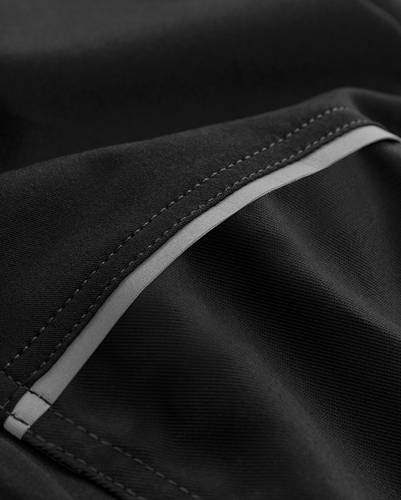 Nahaufnahme eines dunklen Stoffes mit detaillierter Stickerei und diagonal verlaufendem hellgrauen Paspelband zur Kontrastverstärkung.