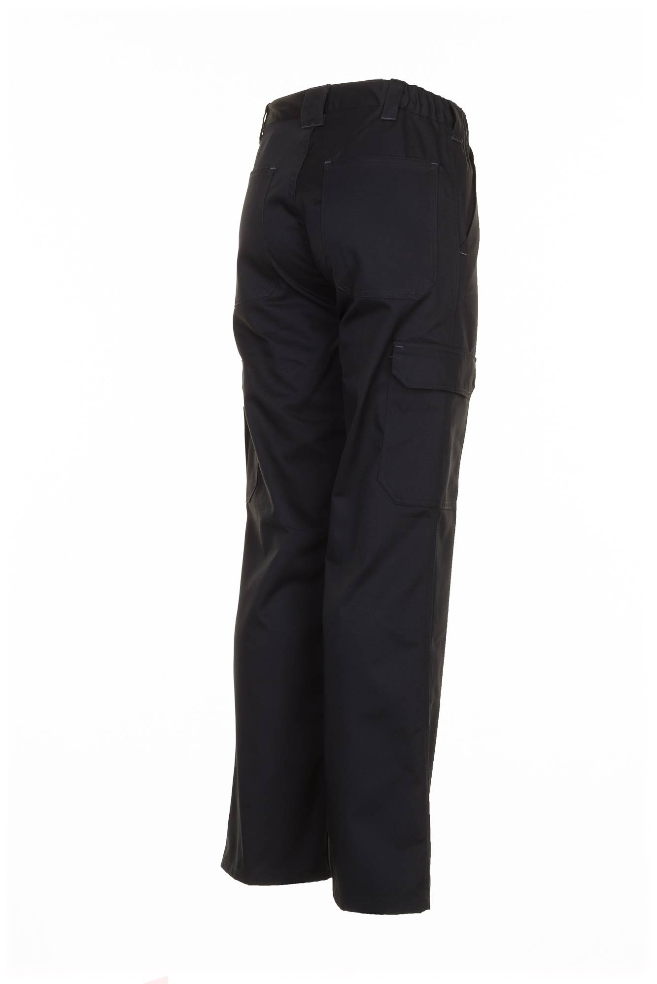 Person in schwarzen Cargohosen stehend, von der Seite gezeigt, mit minimalem sichtbarem Hintergrund.