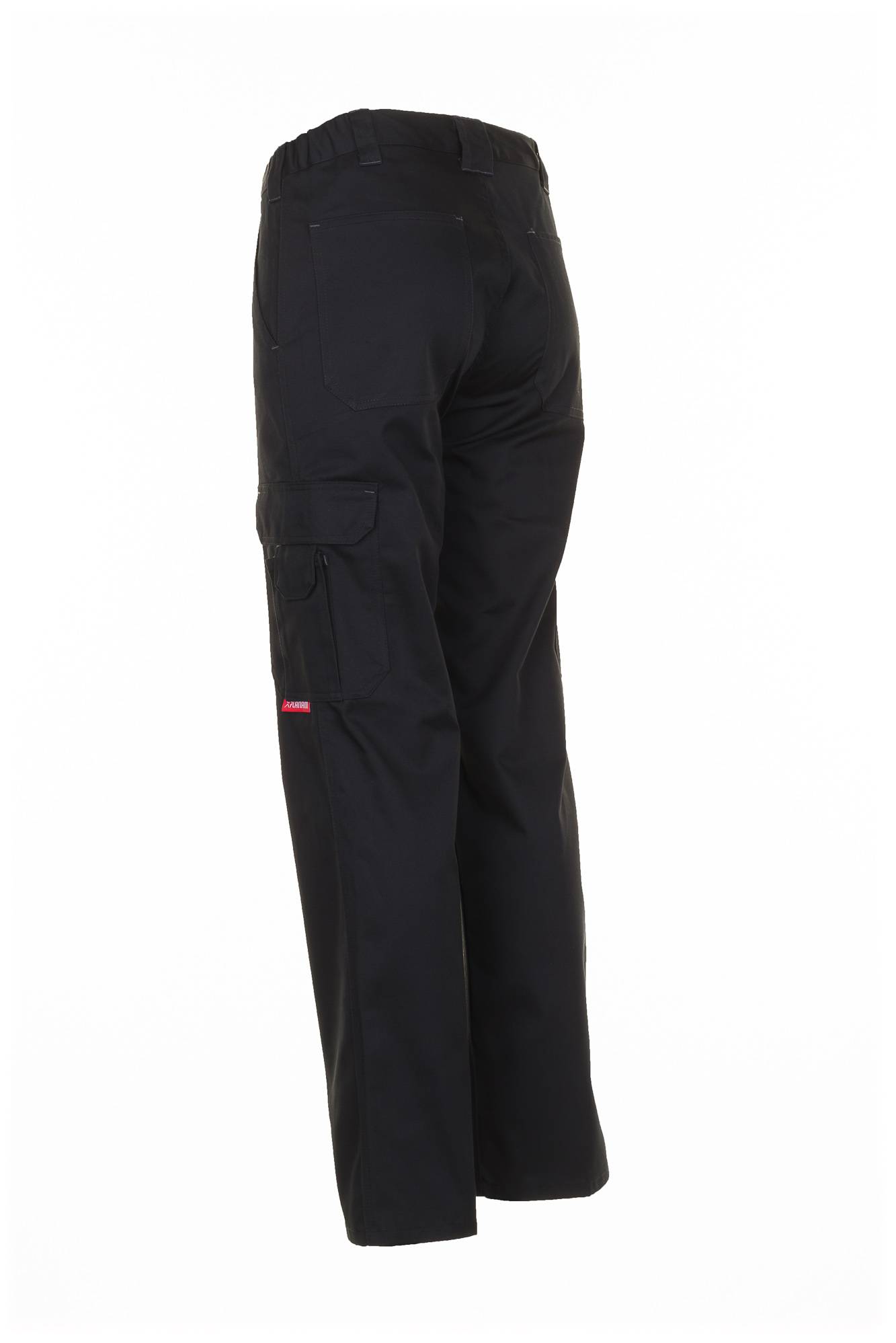 Schwarze Arbeitshose mit Seitentaschen und einem roten Logoetikett über der rechten Tasche, von der Seitenansicht gezeigt.
