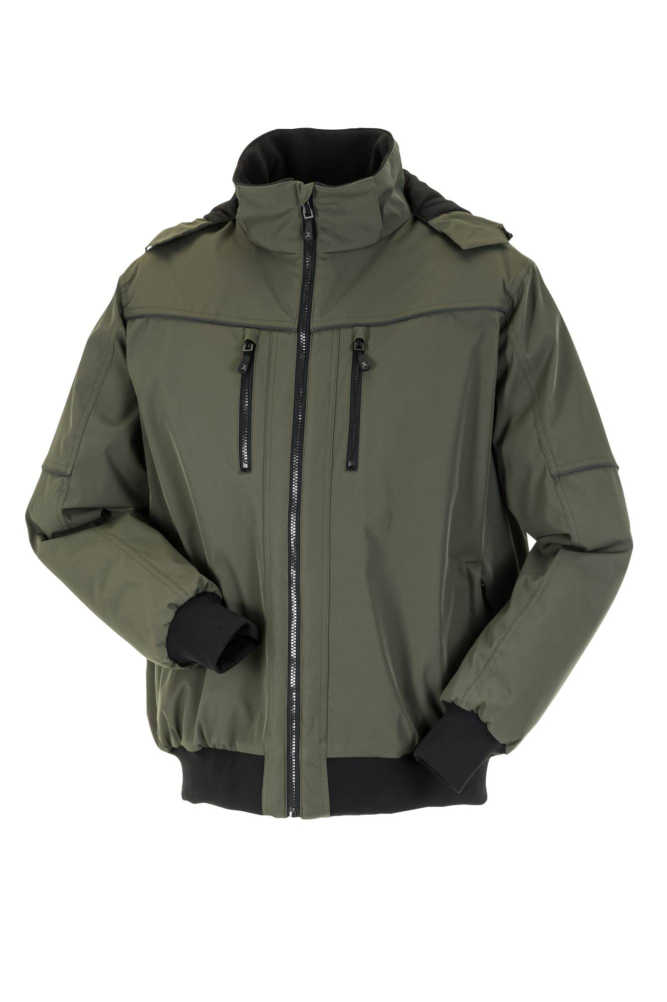 Grüne Jacke mit hochstehendem Kragen, Reißverschluss, Vordertaschen und schwarzen Bündchen, auf weißem Hintergrund präsentiert.