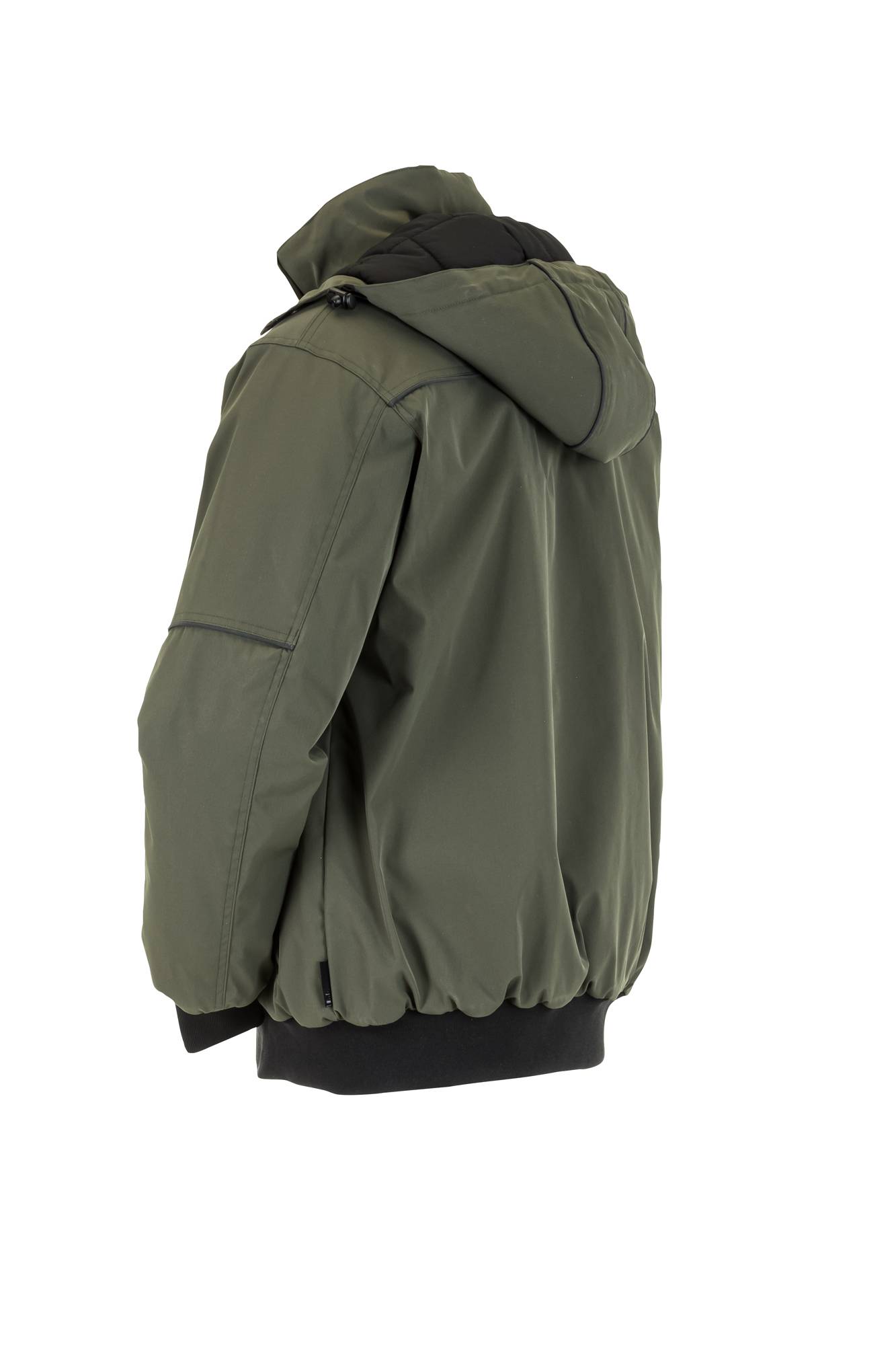 Eine Person, die von hinten eine grüne Kapuzenjacke trägt und deren Passform und Designmerkmale wie die Ärmel und die Kapuze zeigt.