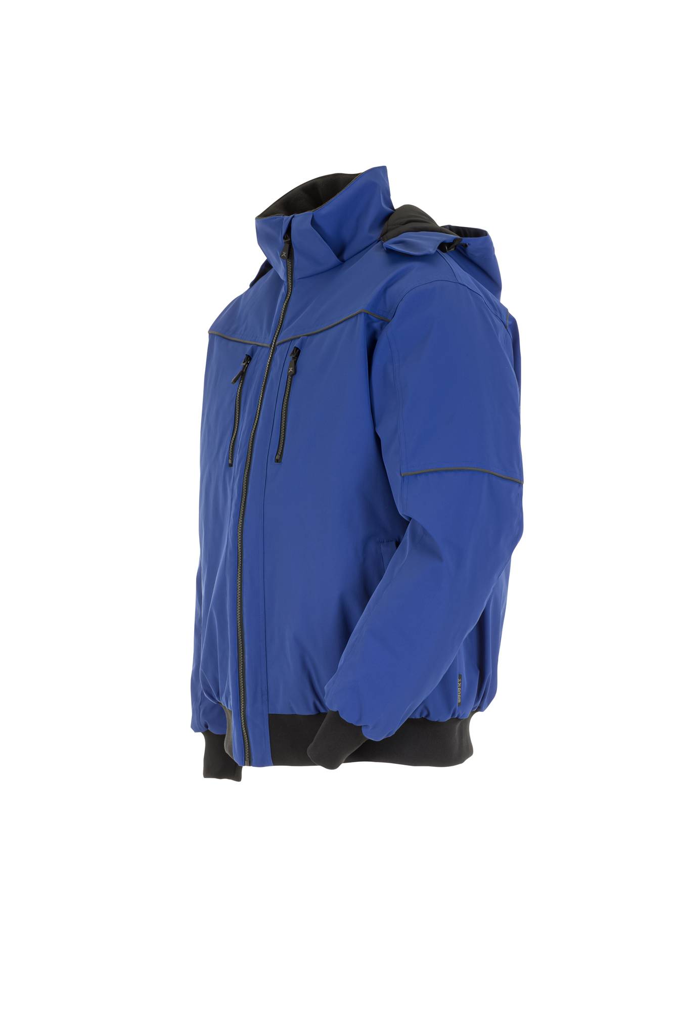 Eine blaue wasserdichte Jacke mit Kapuze und Reißverschlusstaschen, von der Seite gezeigt.