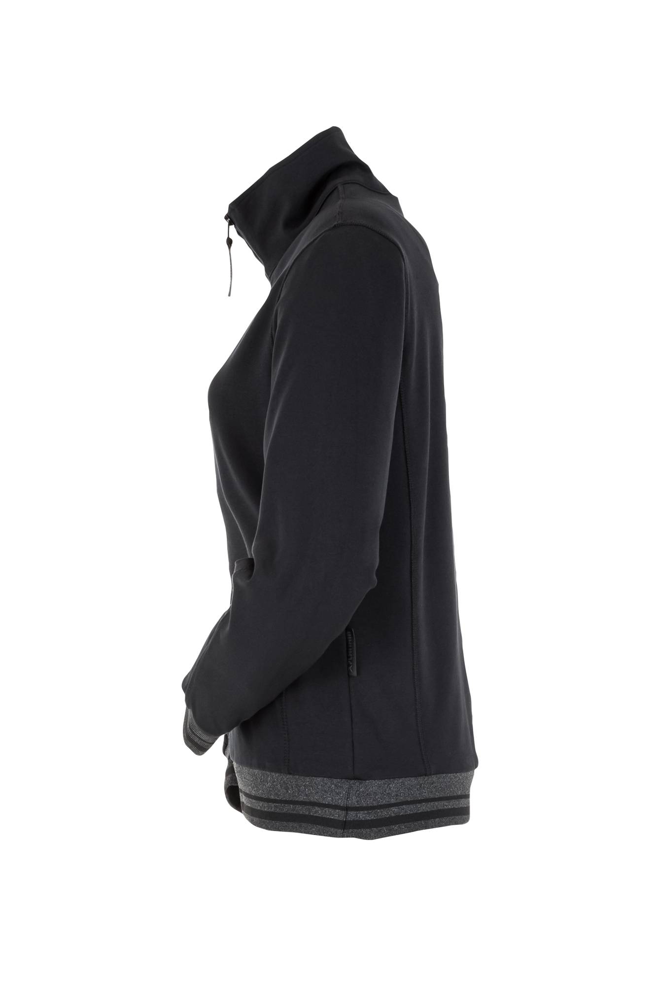 Eine Person in einer schwarzen Jacke wird von der Seite gezeigt, wobei sie nach links blickt. Die Jacke hat einen hohen Kragen und der Arm der Person ist leicht gebeugt.