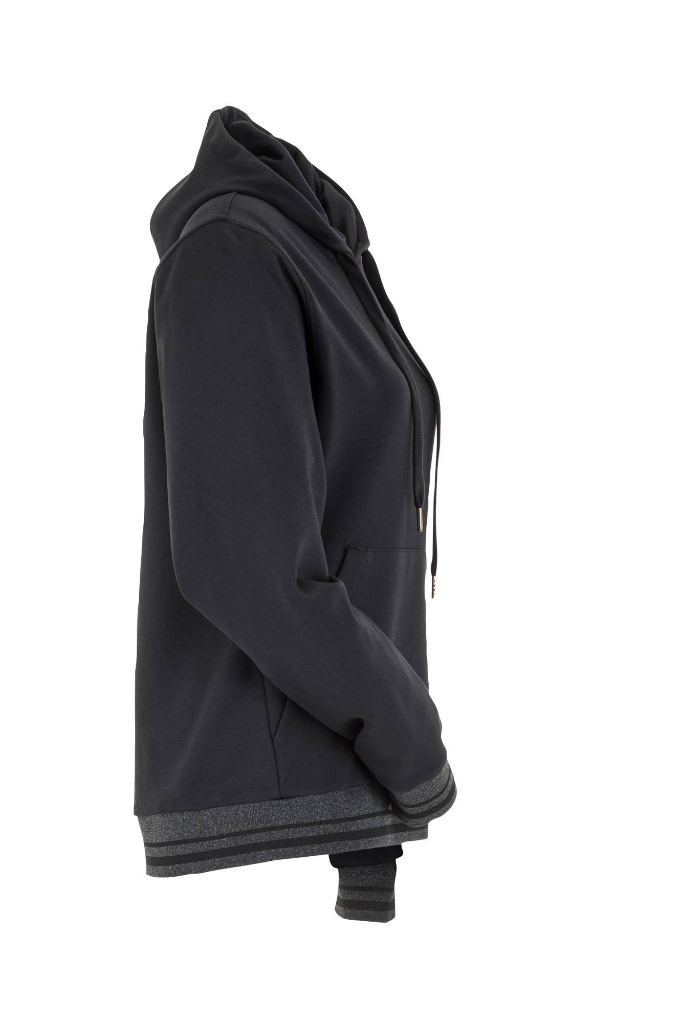 Eine Person, die einen schwarzen Hoodie trägt, mit heruntergelassener Kapuze, von der Seite aufgenommen.