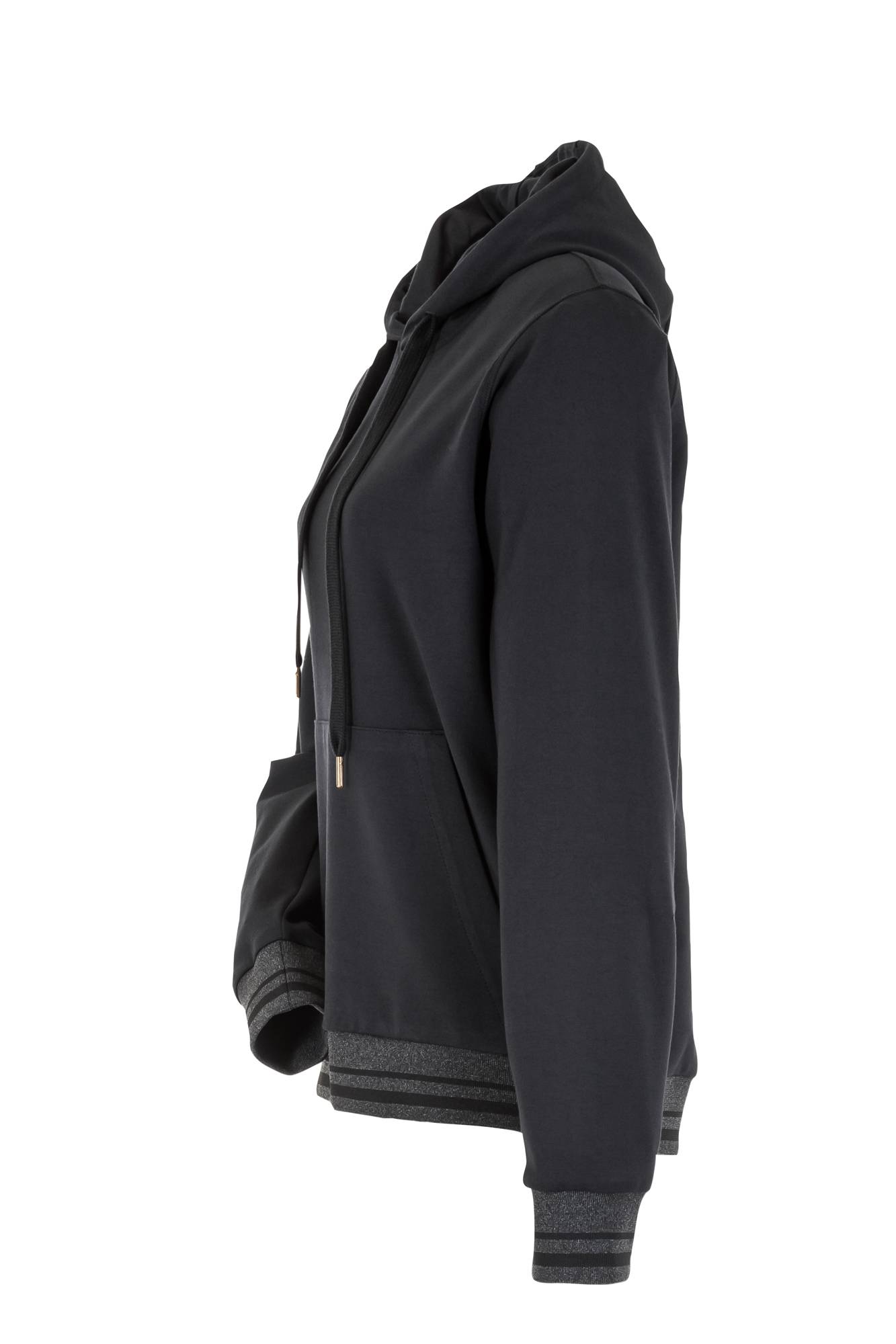 Schwarzes Kapuzensweatshirt, Seitenansicht, zeigt lange Ärmel, verstellbare Kordelzüge und enge Bündchen.