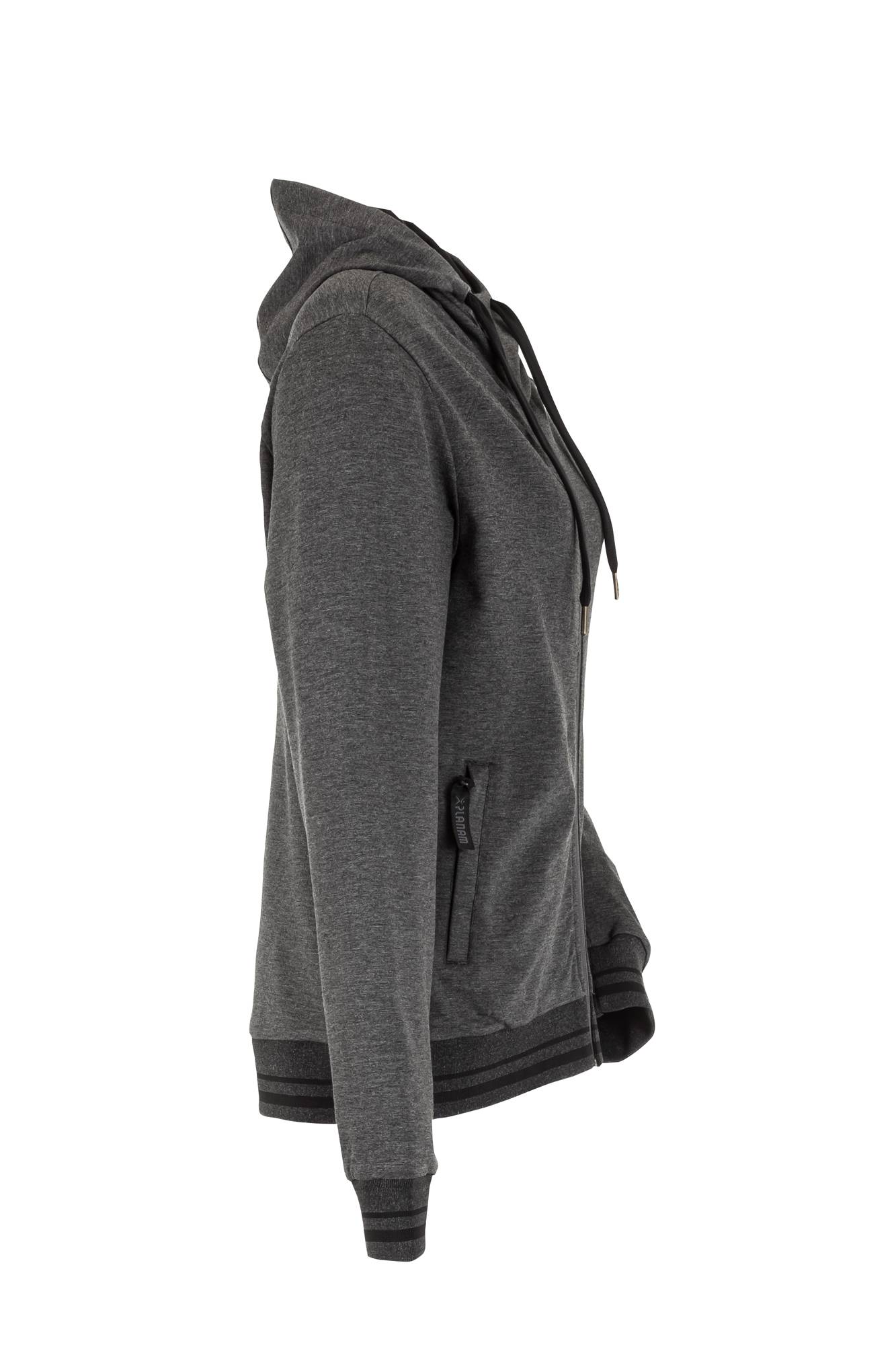 Eine graue Kapuzenjacke mit Reißverschluss, von der Seite gezeigt, mit Kapuze und schwarzen Kordelzügen, vor einem weißen Hintergrund präsentiert.