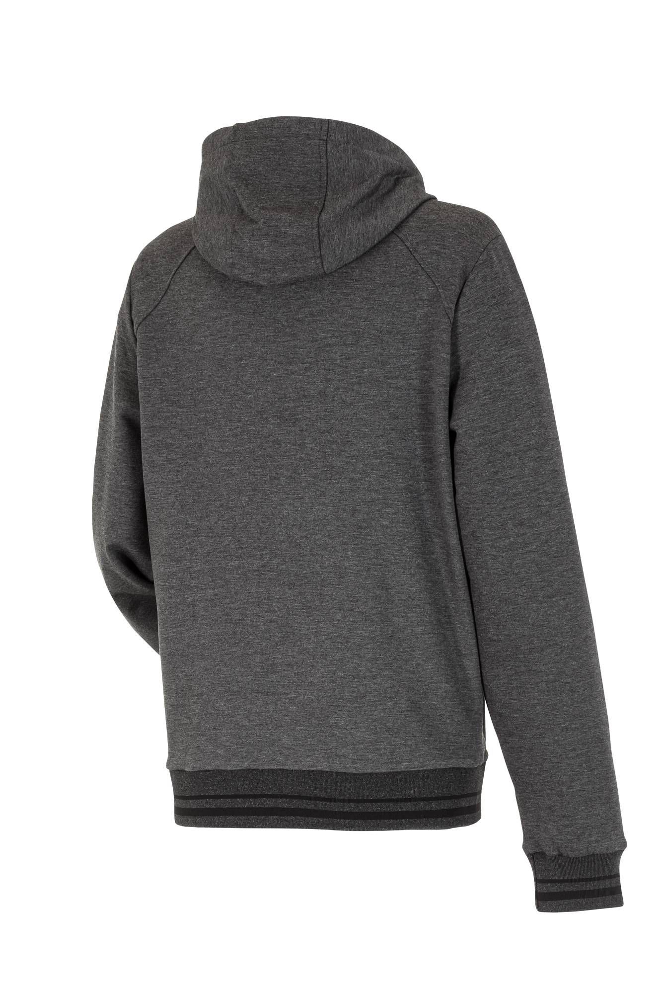 Eine Person in einem dunkelgrauen Hoodie, von hinten betrachtet, steht mit leicht gebeugtem linken Arm vor einem einfarbigen weißen Hintergrund.