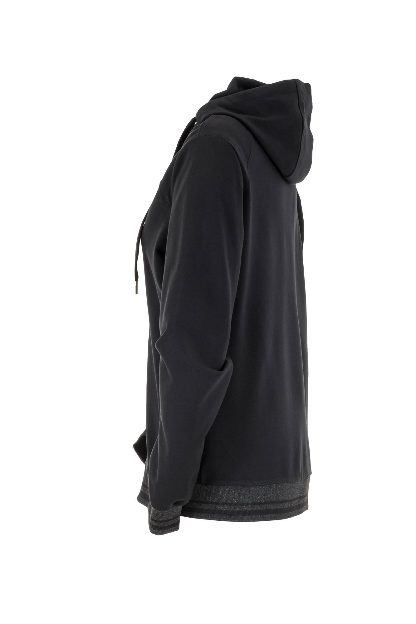 Eine schwarze Kapuzenjacke von der Seite, die die Känguru-Tasche, Kordelzüge und die Kapuze zeigt.