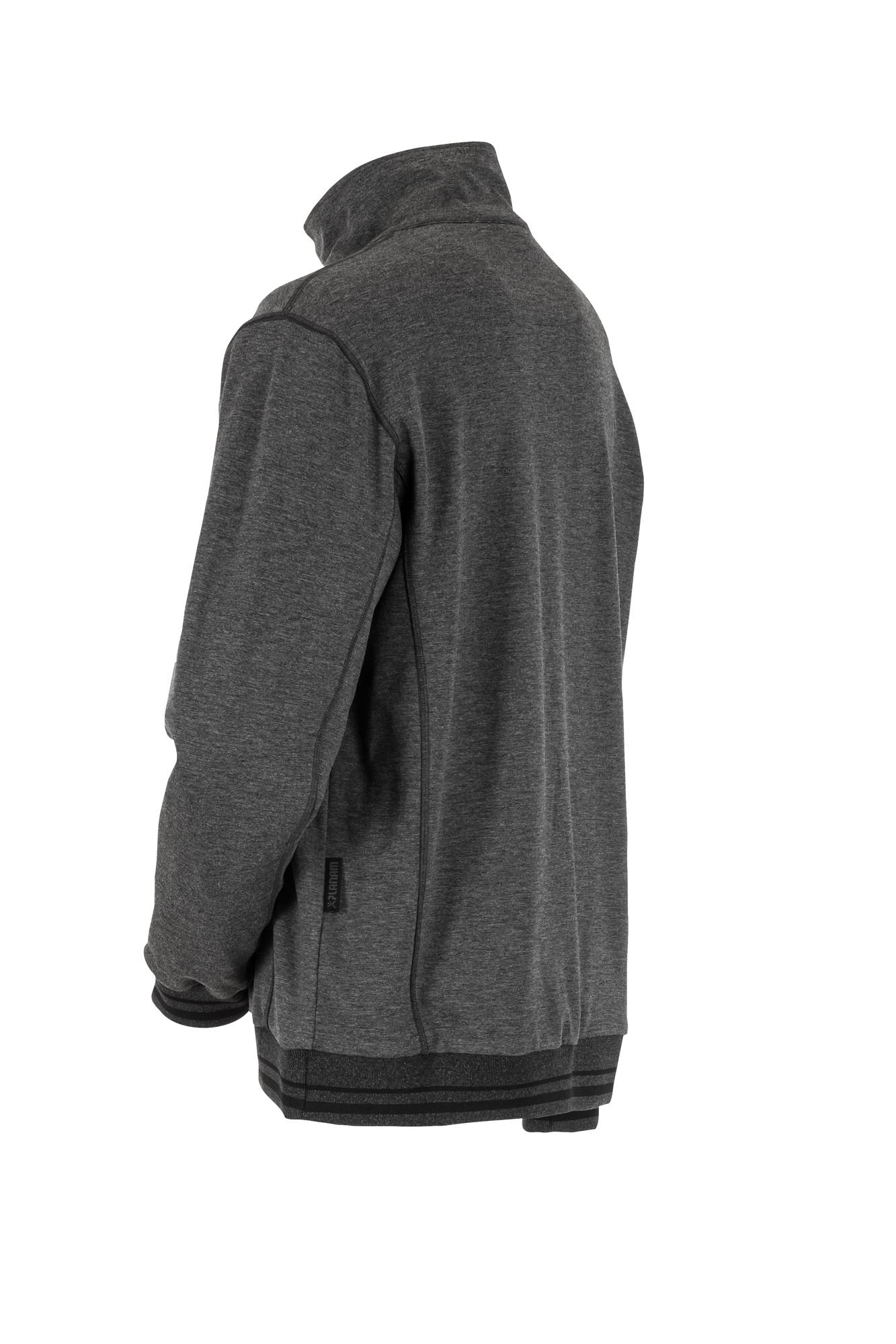 Eine Person, die von hinten eine dunkelgraue Jacke trägt. Der Fokus liegt auf dem Sitz und der Textur der Jacke.