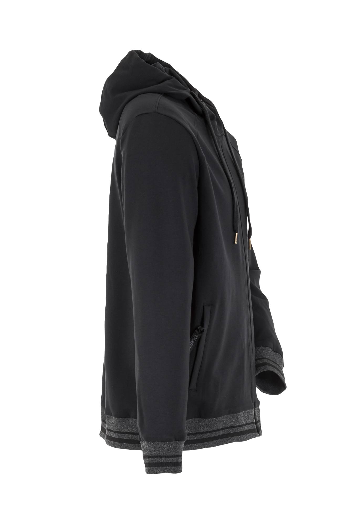Schwarzer Hoodie mit Vordertaschen und Kapuze, von der Seite präsentiert, mit gerippten Ärmelbündchen und Saum.