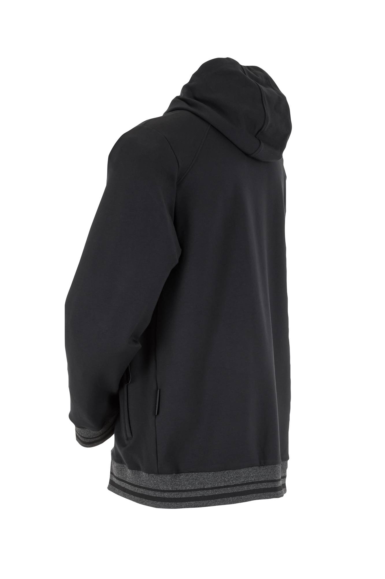 Eine Person, die eine schwarze Kapuzenjacke trägt, mit dem Rücken zur Kamera.