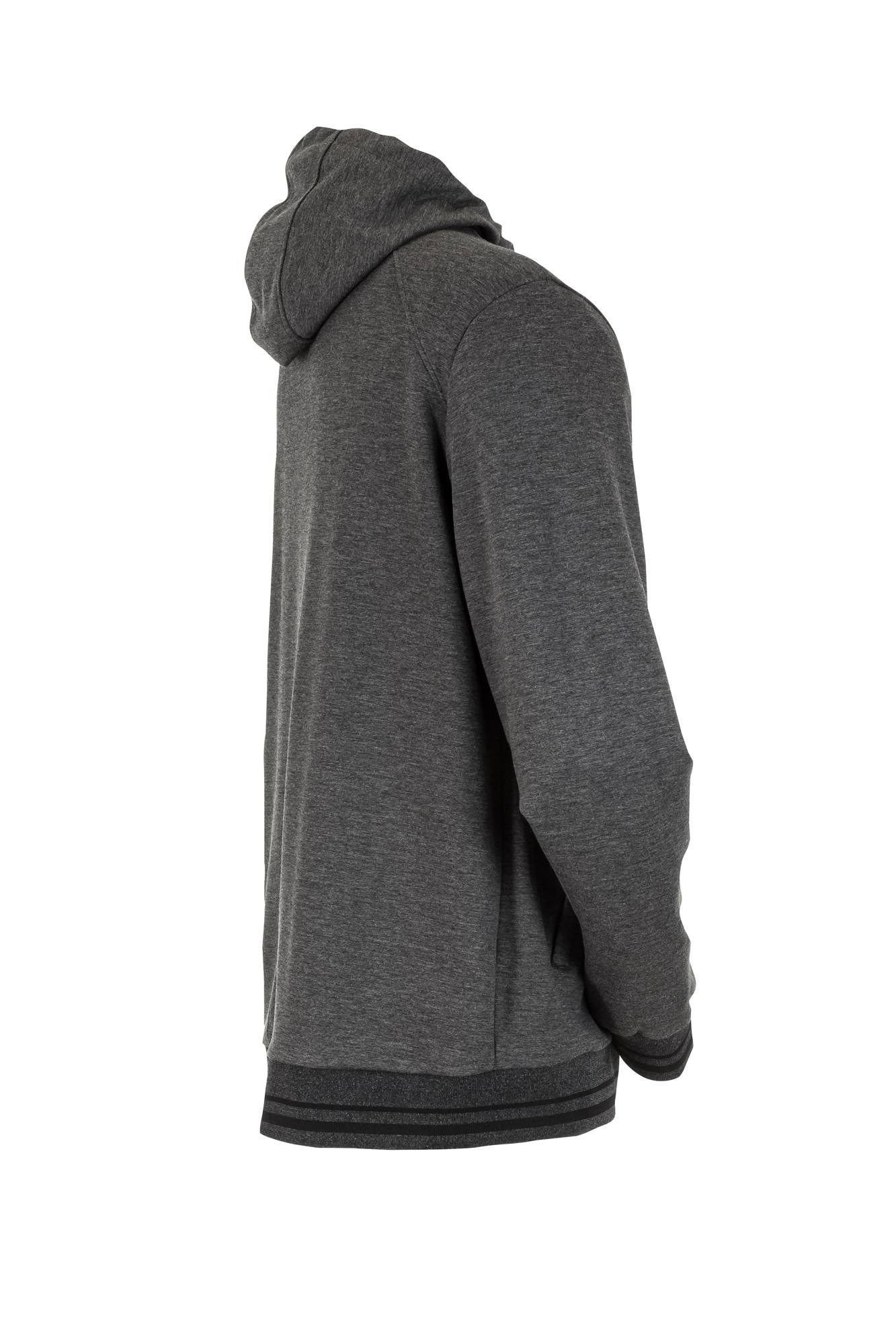 Eine Person, die einen dunkelgrauen Hoodie trägt, mit dem Rücken zur Kamera, wobei Kopf und unterer Körperbereich nicht sichtbar sind. Der Fokus liegt auf dem Hoodie-Material und -Design.