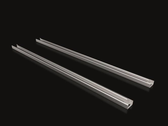 Zwei lange, dünne Metallstangen mit glänzender Oberfläche auf dunklem Hintergrund, parallel zueinander positioniert. Geeignet für industrielle oder Bauzwecke.