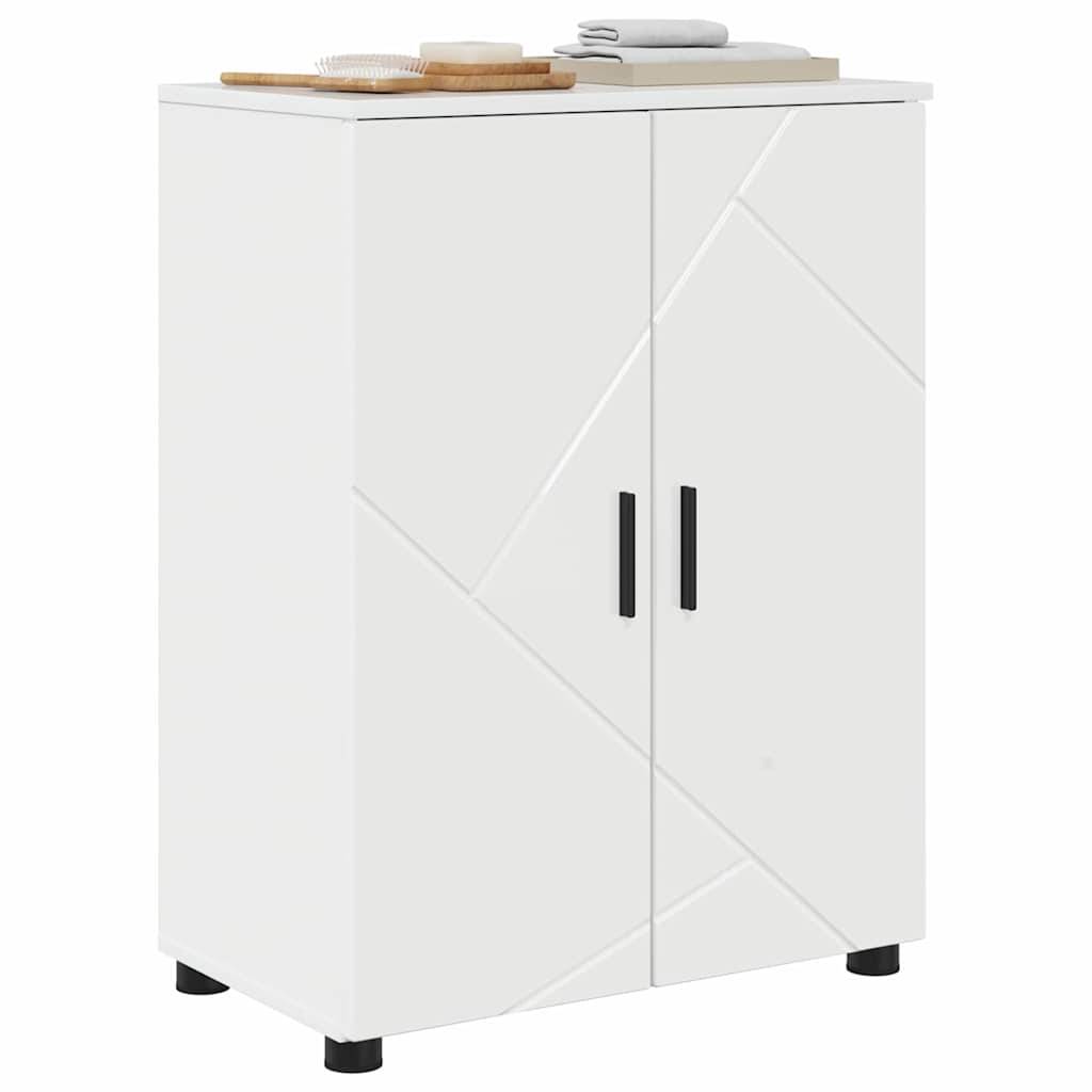 Weißer Schrank mit geometrischen Mustern auf den Türen, schwarzen Griffen und schwarzen Füßen. Auf der Oberfläche befinden sich Tabletts und Handtücher.