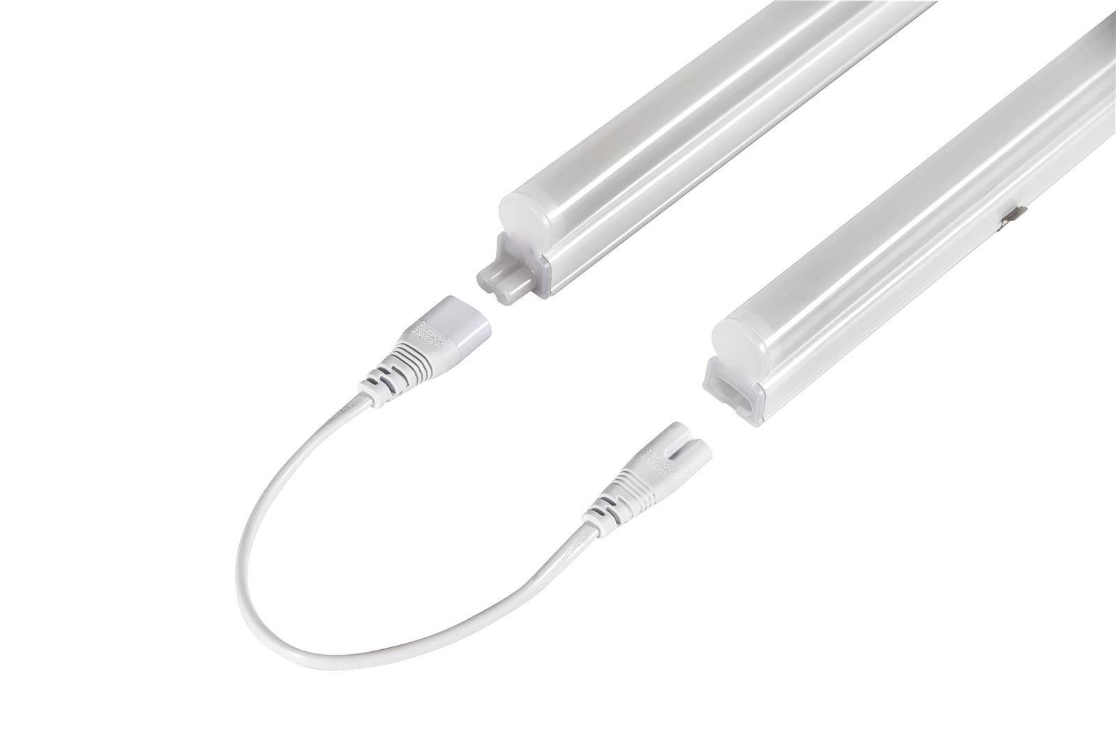 Zwei LED-Röhrenleuchten mit einem Verbindungskabel, die ihre Steckverbinder zeigen, geeignet für eine einfache Installation in Leuchten.