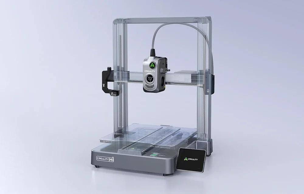 Ein Creality 3D-Drucker mit Touchscreen und transparentem Rahmen, der sein modernes Design und seine Funktionalität präsentiert.