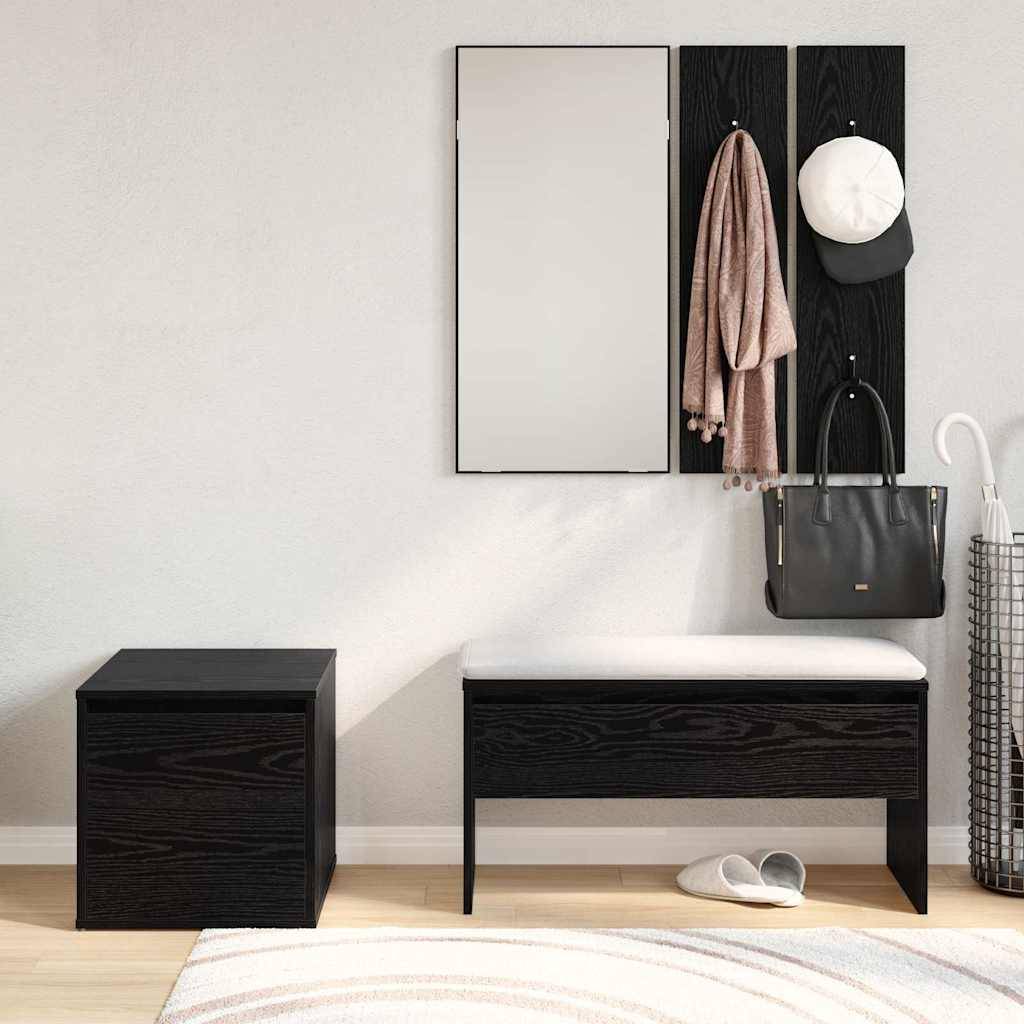 Eingangsszenerie mit einer schwarzen Bank, einem kleinen schwarzen Tisch und wandmontierter Garderobe mit Hut und Schal. Ein Spiegel hängt über der Bank.