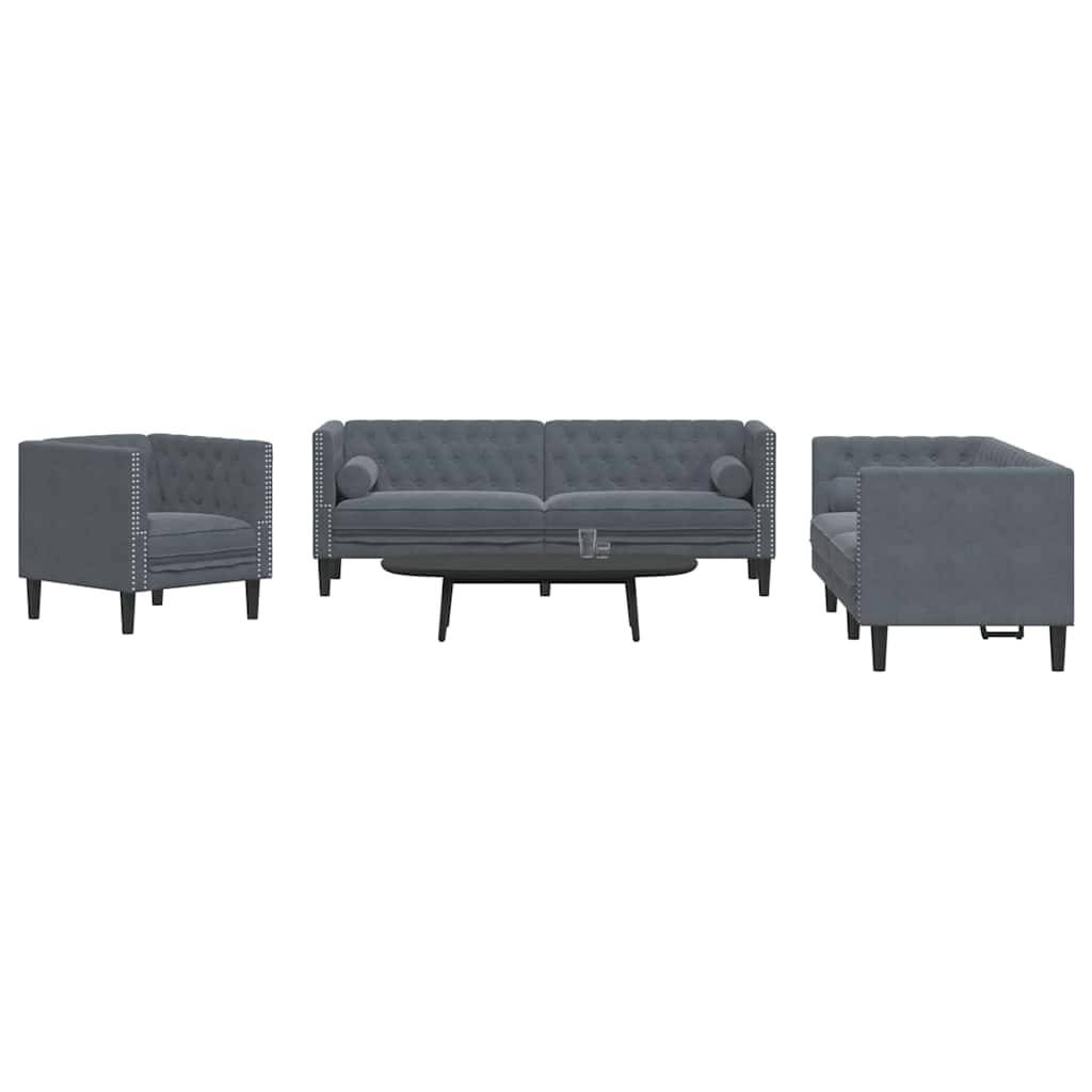 Ein modernes Wohnzimmer-Ensemble mit einem grauen gepolsterten Sofa, zwei passenden Sesseln und einem minimalistischen schwarzen Couchtisch.