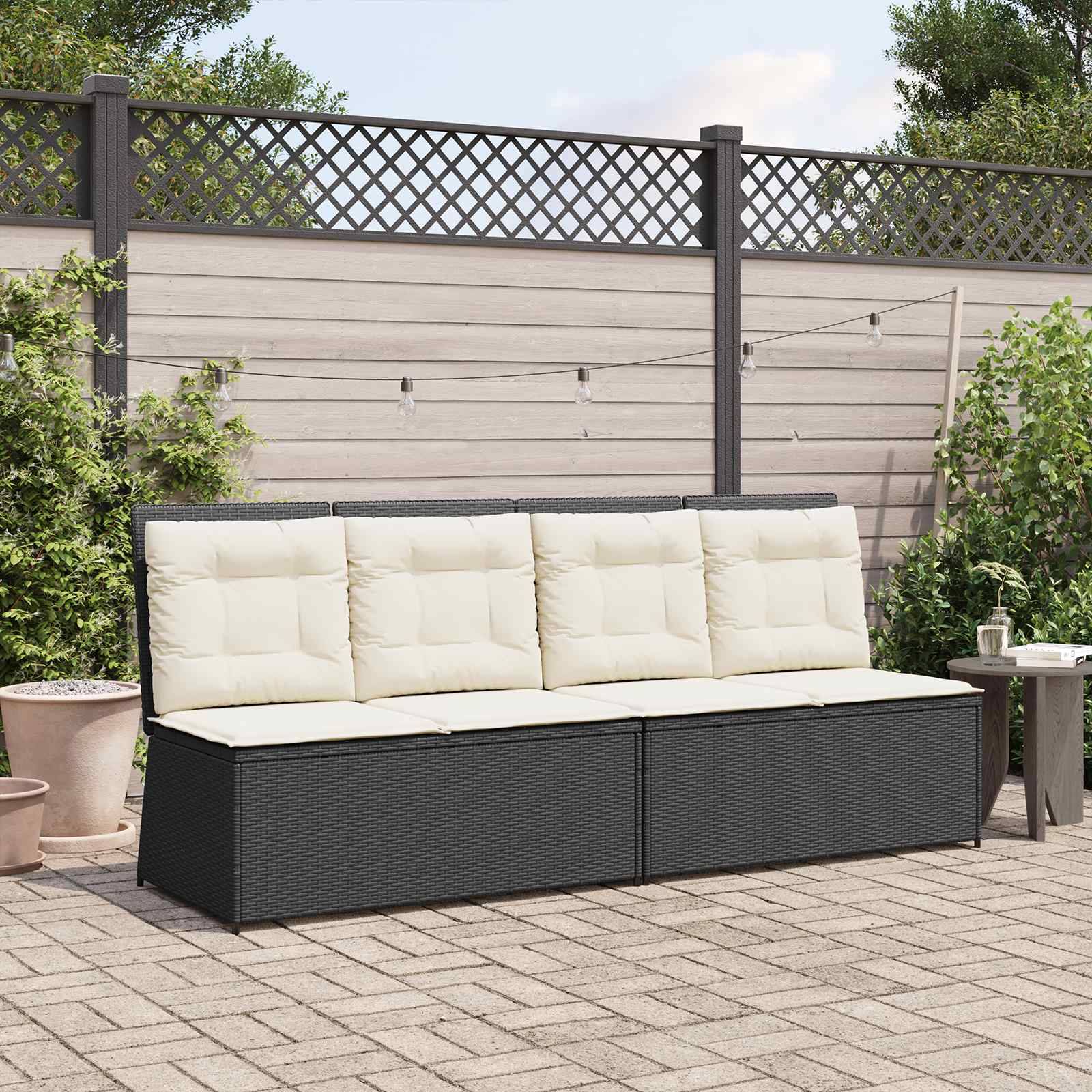 Eine Terrasse mit einem Rattansofa und beigen Kissen auf einem Fliesenboden; im Hintergrund befindet sich ein Holzzaun mit Gitterstruktur und Topfpflanzen.