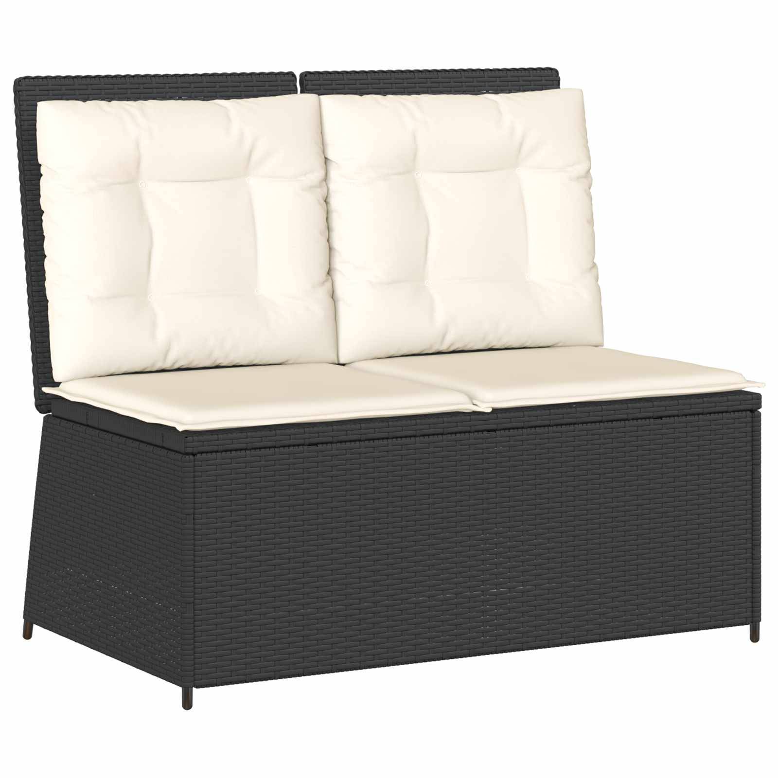 Eine schwarze Outdoor-Sitzbank mit gepolsterten weißen Sitz- und Rückenflächen, die eine geflochtene Rattanstruktur aufweist.