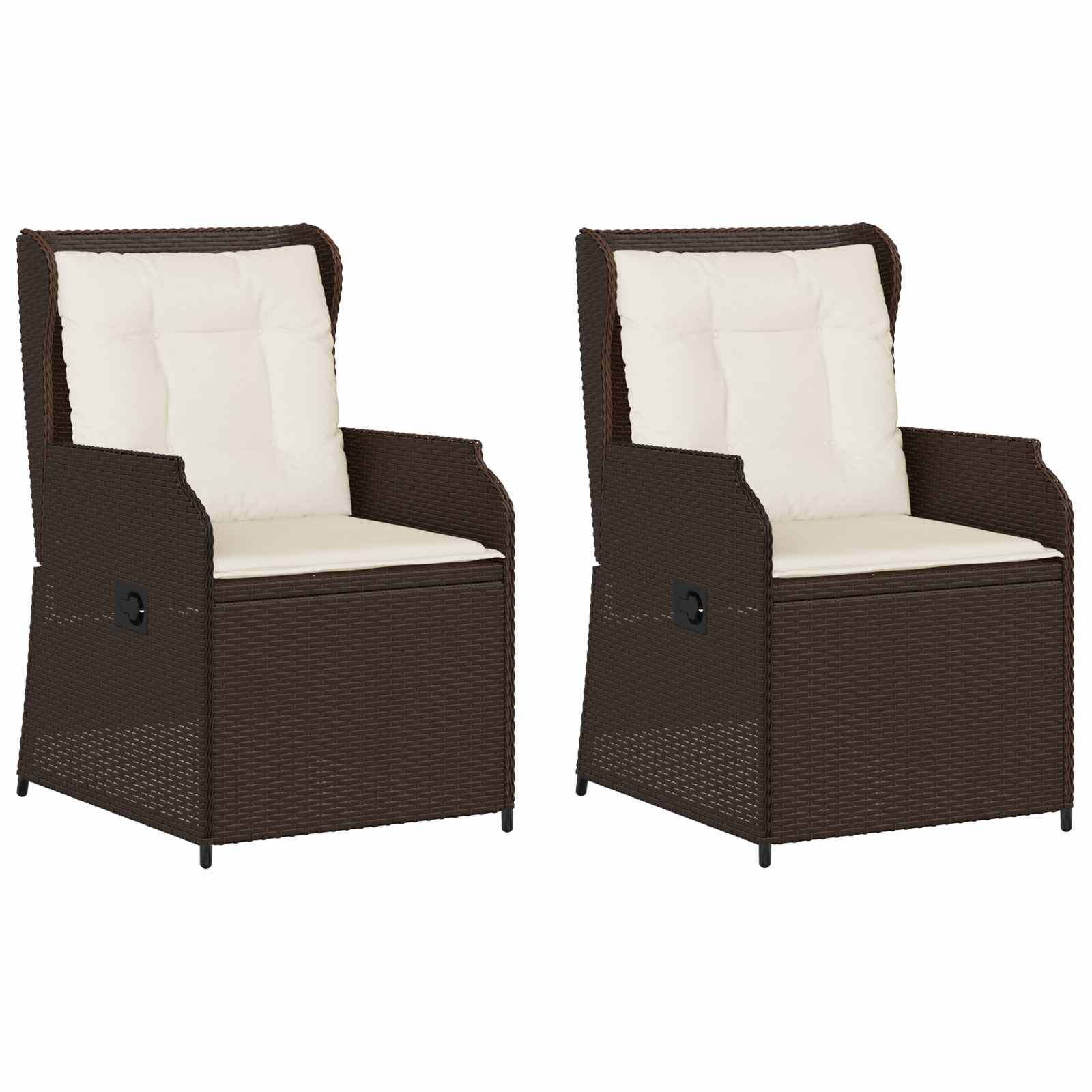 Zwei dunkelbraune geflochtene Outdoor-Sessel mit cremefarbenen Kissen, nebeneinander stehend, vor einem weißen Hintergrund.