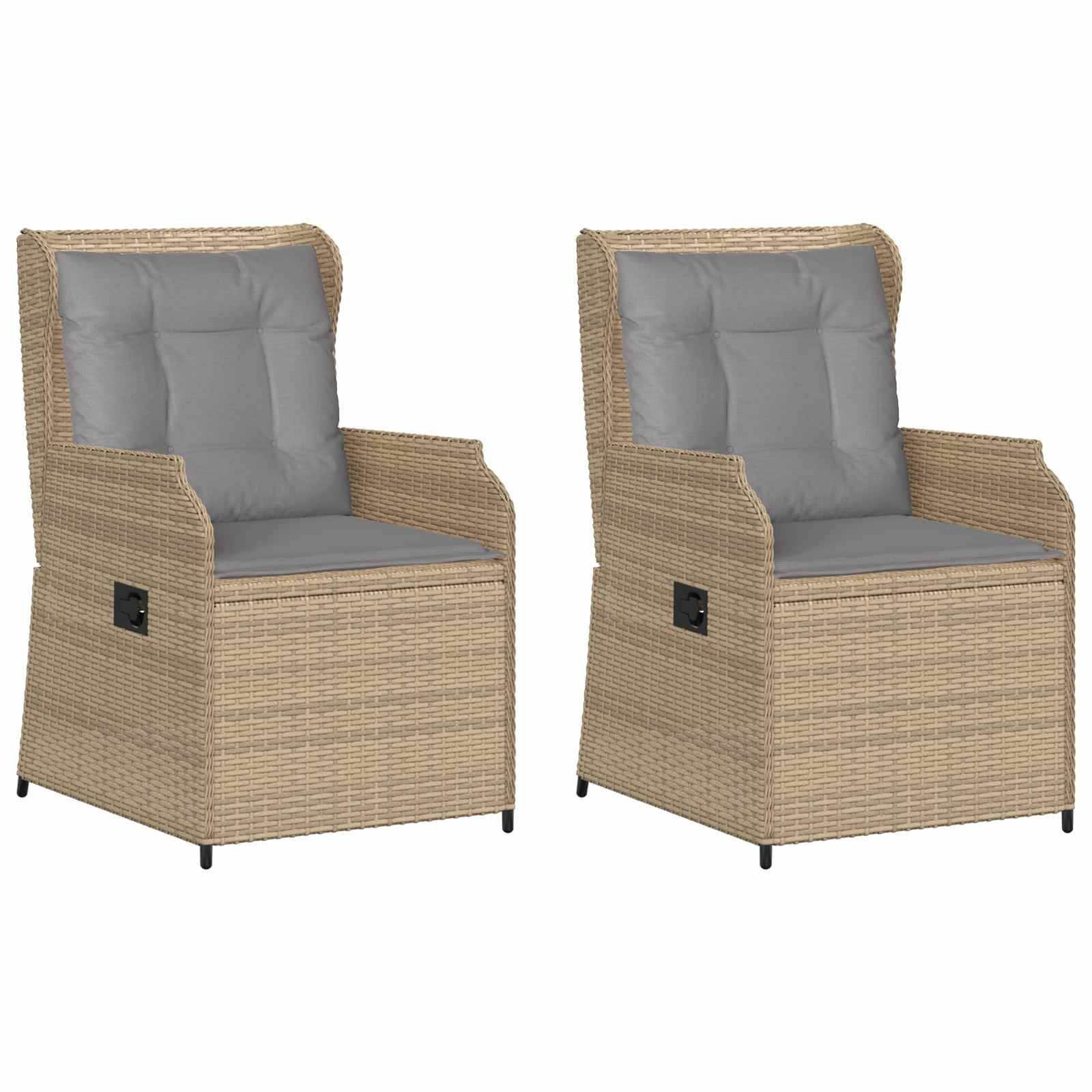 Zwei beige Rattanstühle für die Terrasse mit grauen Kissen, die ein modernes Design und Armlehnen aufweisen.