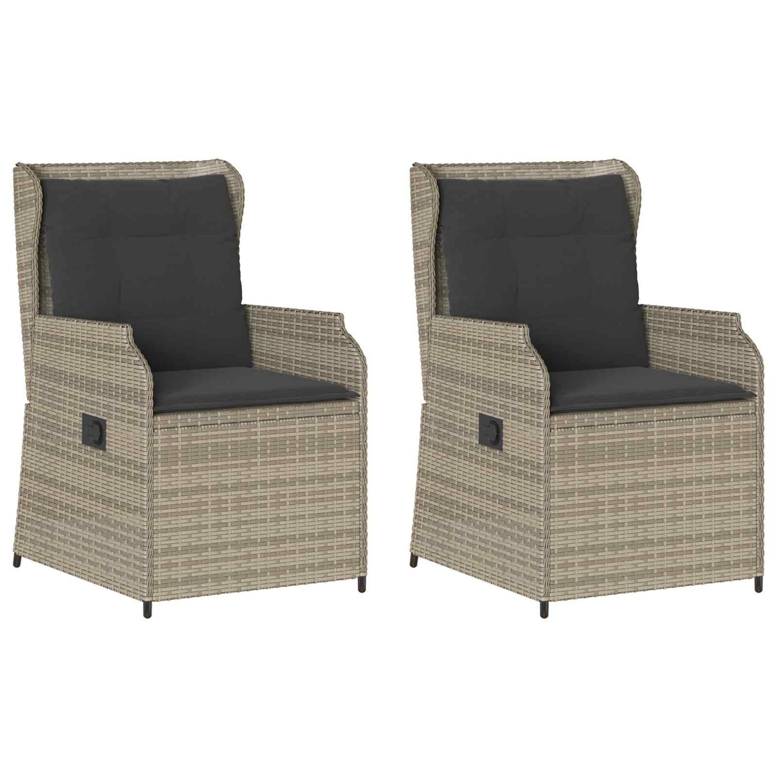 Zwei beige Rattansessel mit schwarzen Kissen, die ein modernes Design aufweisen und für den Außenbereich geeignet sind.