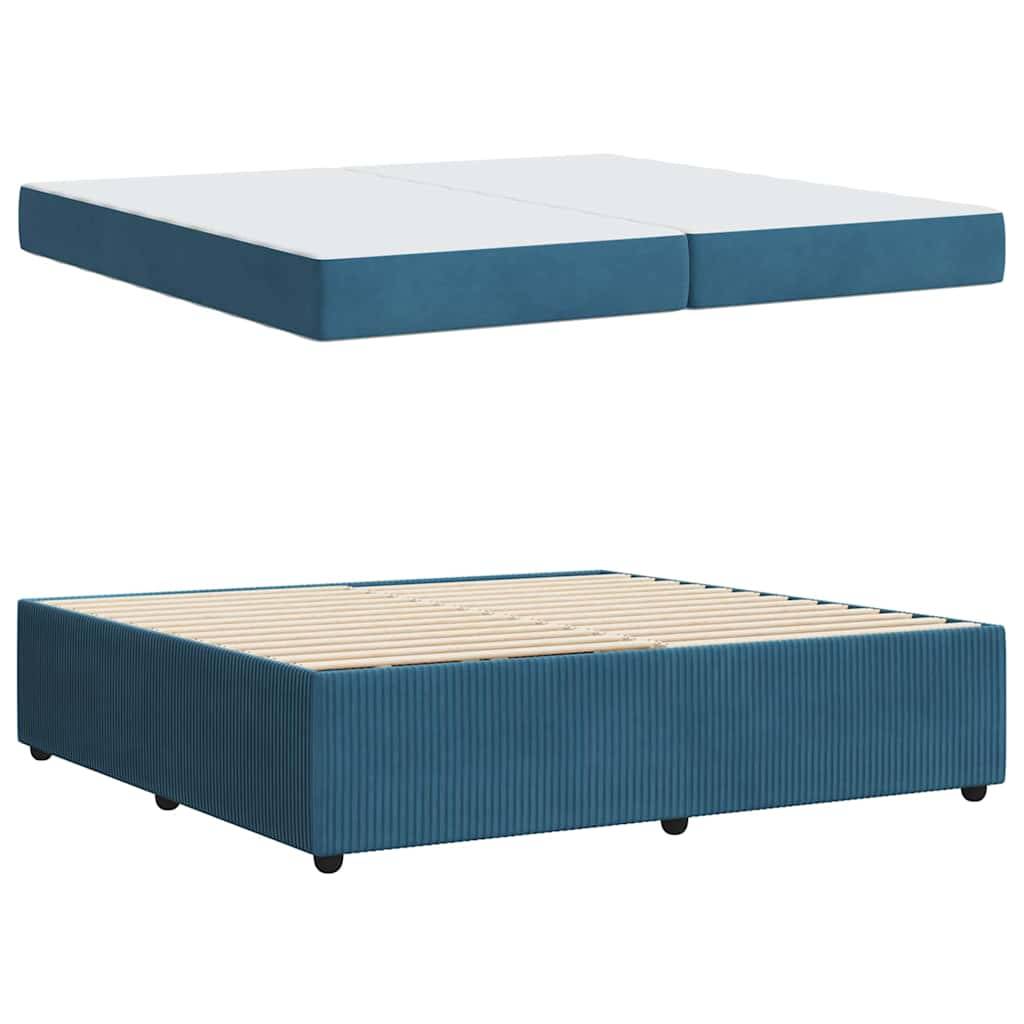 Blauer gepolsterter Plattformbettrahmen mit Holzlatten, gezeigt mit und ohne Matratze. Einfaches modernes Design auf schwarzen Rollen.