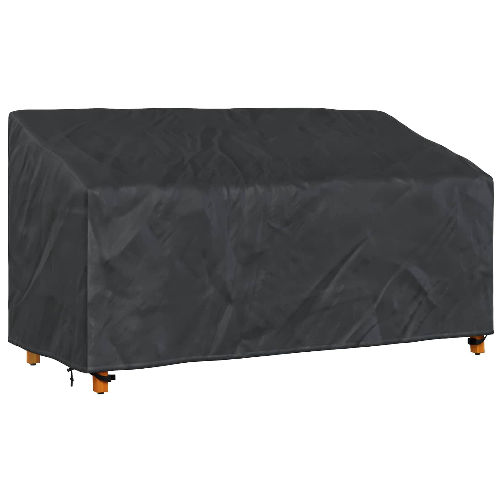 Eine schwarze, witterungsbeständige Abdeckung wird über ein Outdoor-Sofa gelegt und schützt es vor Umwelteinflüssen. Holzmöbelbeine sind am unteren Rand sichtbar.