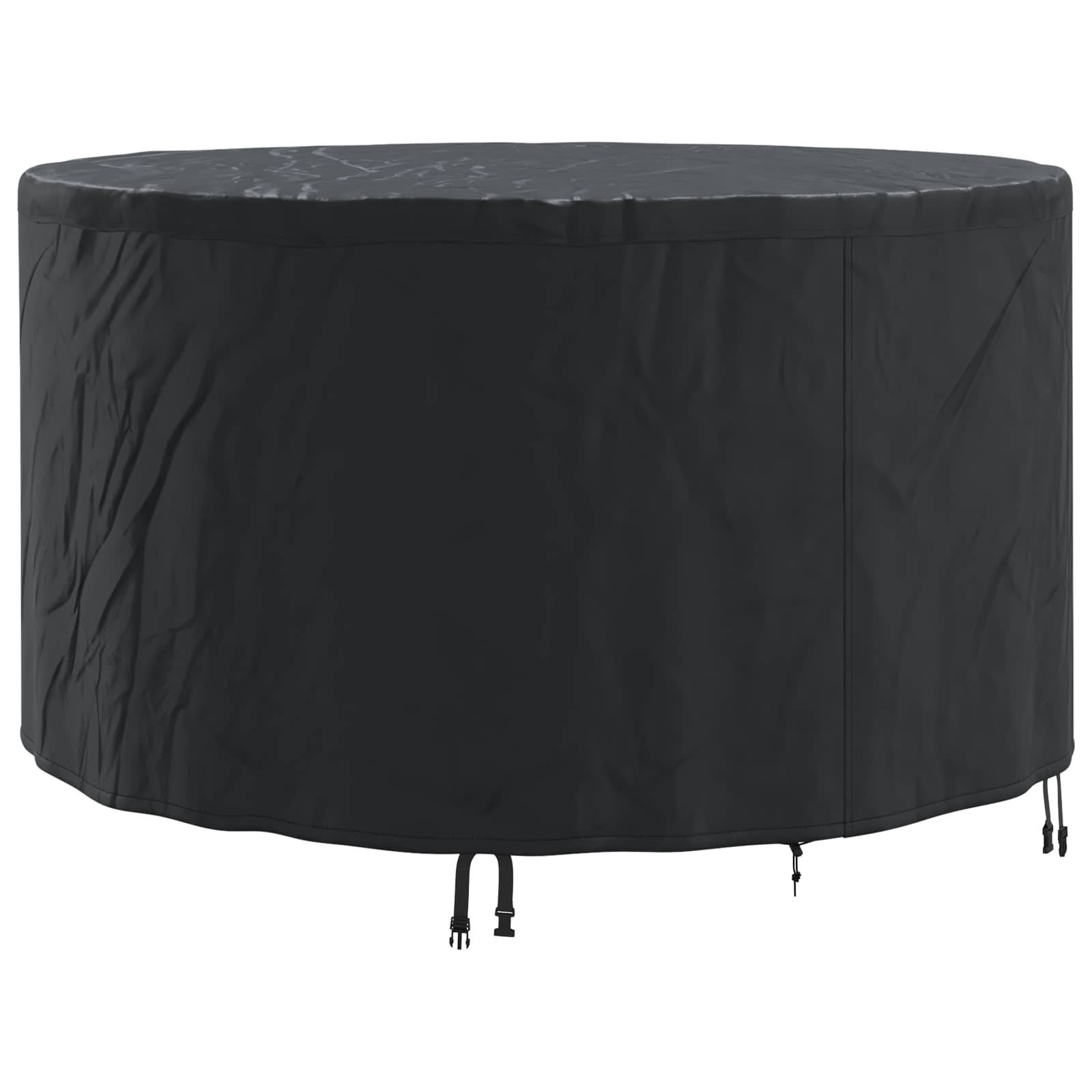 Eine schwarze, runde Abdeckung für Outdoor-Möbel, die einen kreisförmigen Gegenstand, möglicherweise einen Tisch, schützt. Sie ist am unteren Ende mit Kordelzügen befestigt.