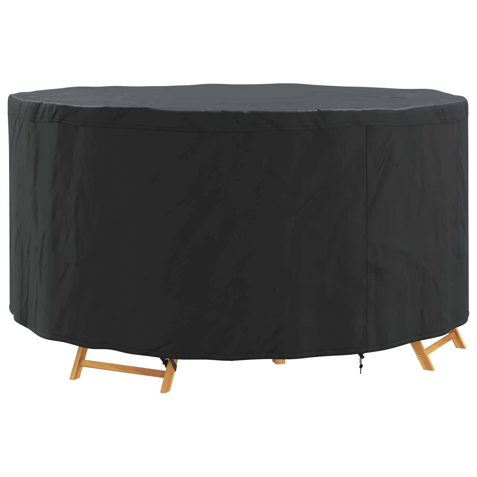 Ein runder Outdoor-Tisch ist mit einer schwarzen Schutzabdeckung bedeckt, die die Tischplatte verbirgt. Holzbeine sind teilweise darunter sichtbar.
