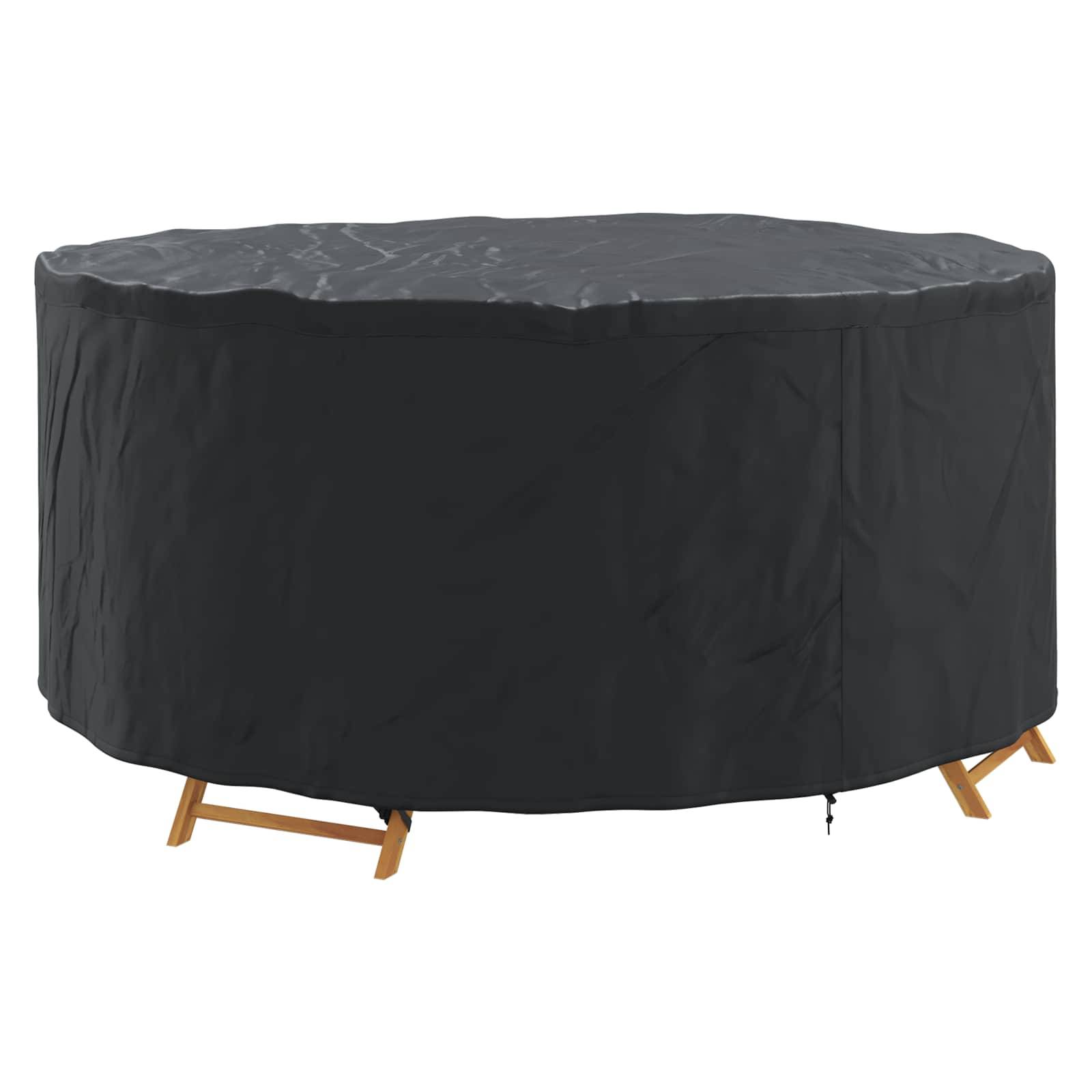 Schwarze Abdeckung auf einem runden Outdoor-Tisch mit Holzbeinen, konzipiert zum Schutz vor Witterungselementen.