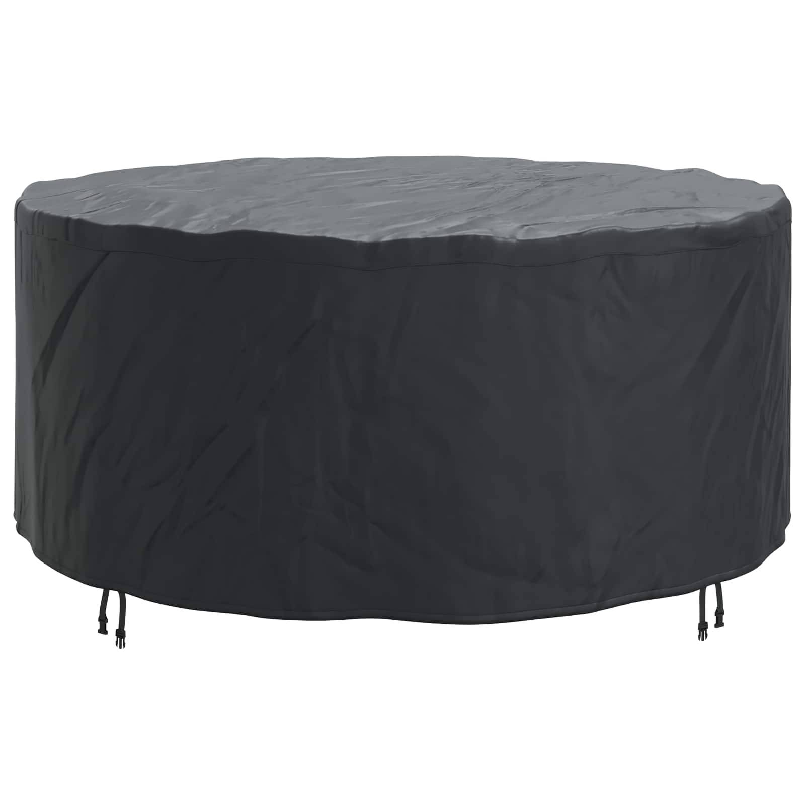 Eine runde schwarze Möbelabdeckung passt eng über einen Outdoor-Tisch. Kordelzüge am unteren Rand sorgen für einen sicheren Sitz, um gegen Witterungseinflüsse zu schützen.