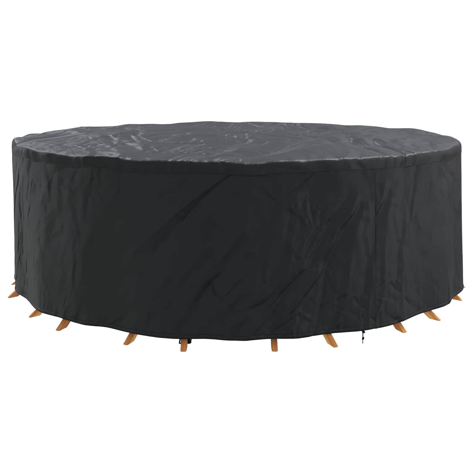 Eine runde, schwarze Schutzhülle für Outdoor-Möbel, die einen runden Tisch und Stuhlset abdeckt, mit sicheren Befestigungsriemen am unteren Rand.