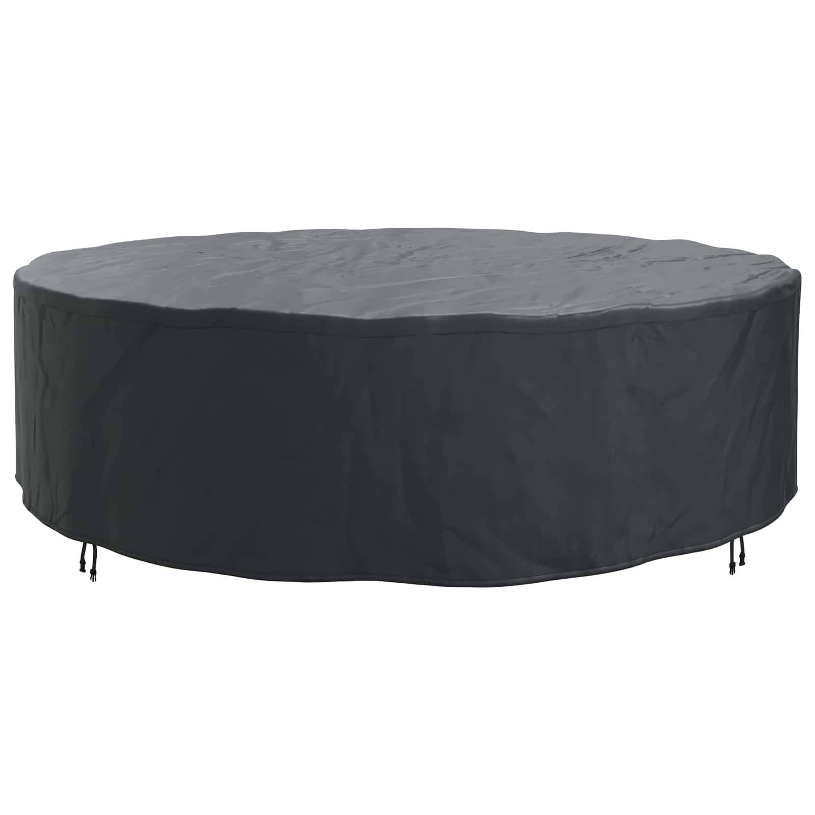 Eine runde, schwarze Outdoor-Möbelabdeckung drapiert sich über einen großen Tisch oder eine Sitzgruppe. Die Abdeckung ist leicht zerknittert und glatt.