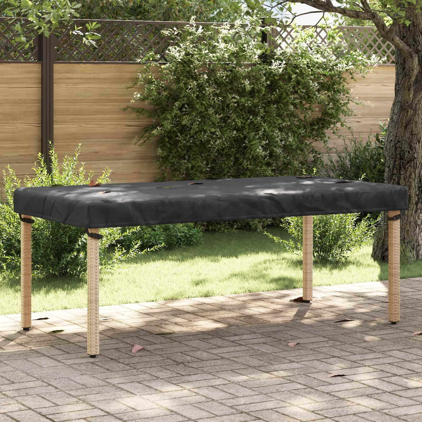 Ein überdachter Outdoor-Tisch mit Holzbeinen, der auf einer Steinterrasse steht, umgeben von Grünpflanzen und einem Holzzaun in einer sonnigen Gartenumgebung.