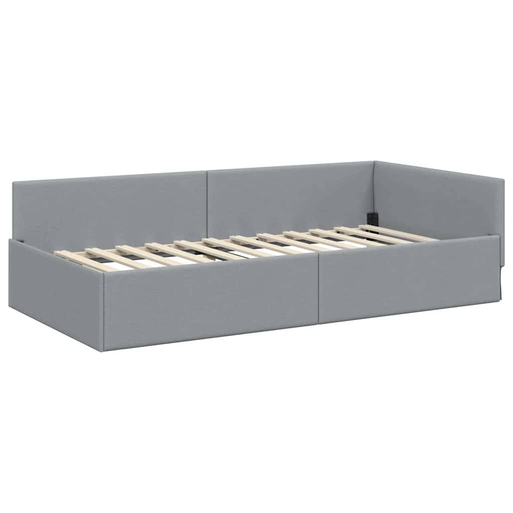 Graues gepolstertes Schlafsofa mit Holzlatten, ausgestattet mit einer dreiseitigen Rückenlehne. Geeignet für eine moderne Wohnzimmereinrichtung.
